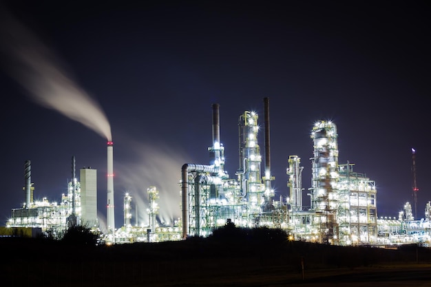 Освещенный нефтехимический завод на фоне ночного неба