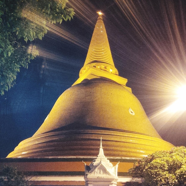 夜に照らされたphra pathommachedi