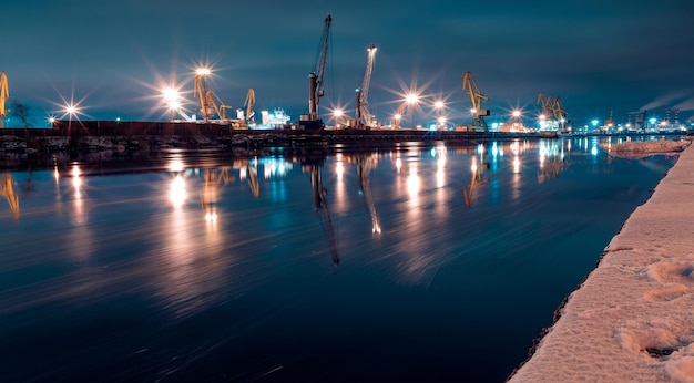 Photo illuminated pier over sea against sky at night