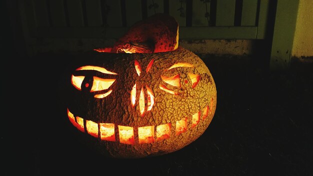 Photo illuminated pumpkin at night during halloween