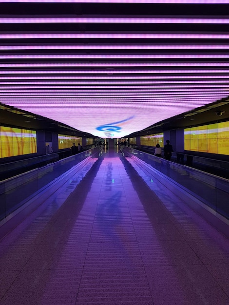 Photo illuminated railroad station in city