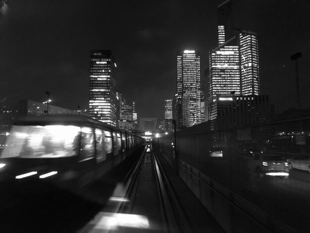 사진 밤 에 도시 의 건물 들 사이 에 조명 된 철도 철도