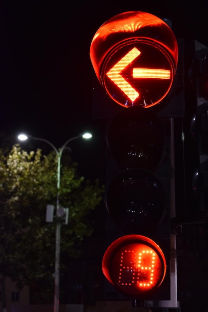 Foto segnale stradale illuminato di notte