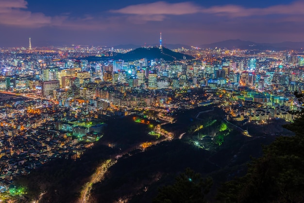 照らされたソウル市の景色