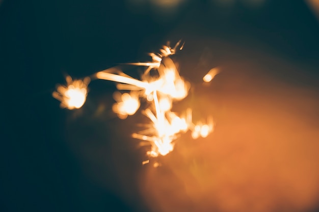 Photo illuminated sparkler during new year eve