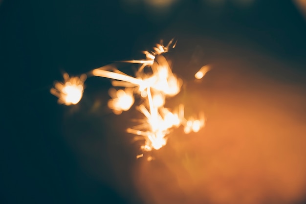 Foto sparkler illuminato durante la vigilia di capodanno