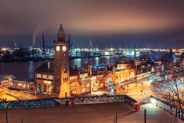 Photo illuminated st pauli piers in hamburg at night