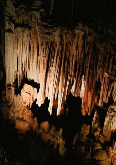 Photo illuminated stalactites in cave at ardeche