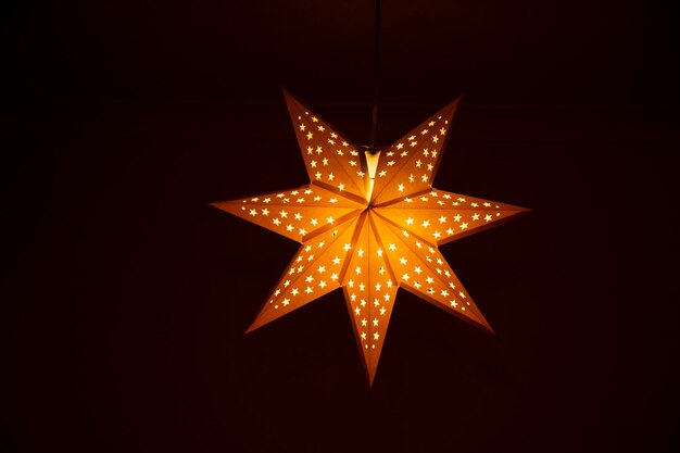 Foto decorazione a forma di stella illuminata su sfondo nero