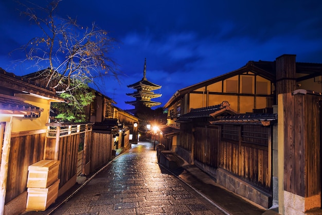 写真 夕暮れの空に照らされた建物の中の街