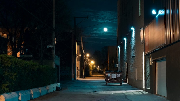 写真 夜の建物の中に照らされた通り