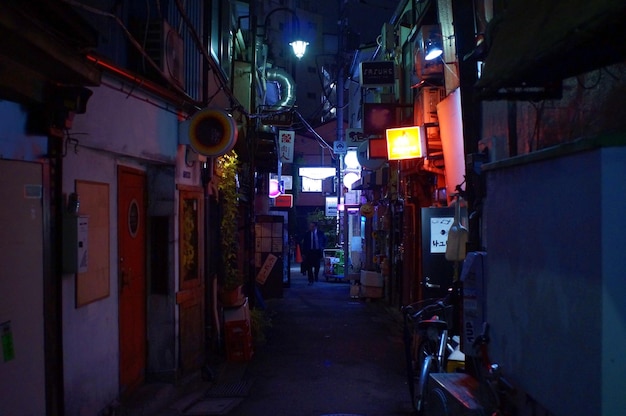 晚上在城市的建筑物中间照亮的街道