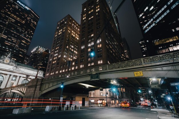 写真 夜街中の建物の中に照らされた通り