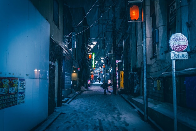 밤 에 건물 들 사이 에 조명 된 거리