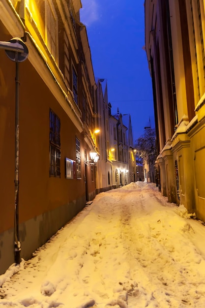 Освещенная улица в городе Рождественские украшения в старом городе Рига Латвия