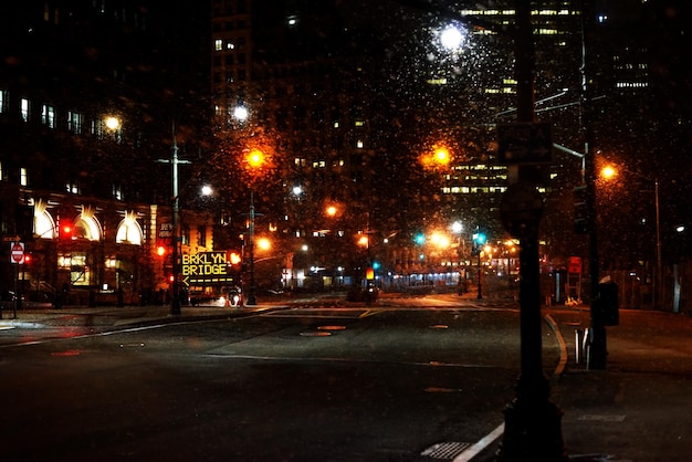 Photo illuminated street lights at roadside in city during winter