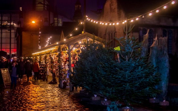 Photo illuminated street market in city at night