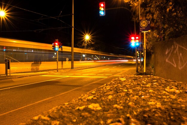 Foto strada illuminata di notte