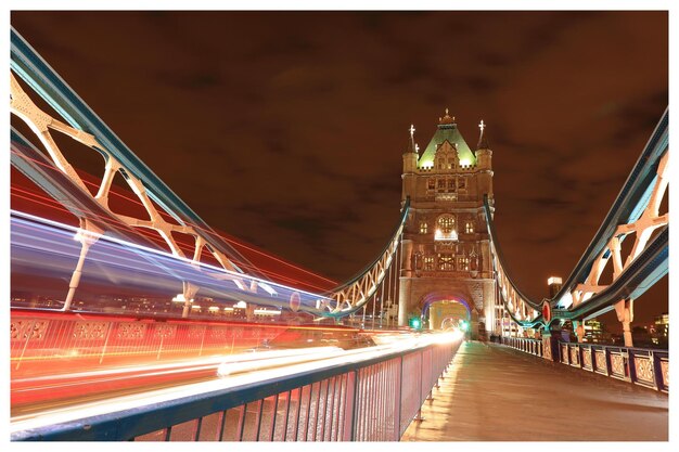 Photo illuminated suspension bridge at night