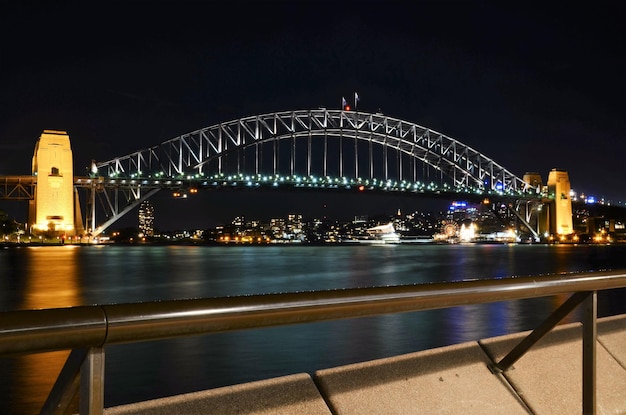 Photo illuminated sydney harbor bridge against sky at night