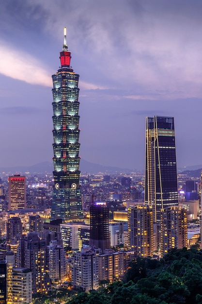 Foto taipei 101 illuminato in città contro un cielo nuvoloso