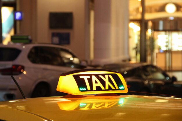 Photo illuminated taxi in city at night