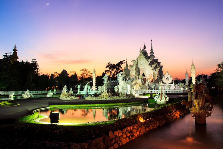 Photo illuminated temple against sky at night