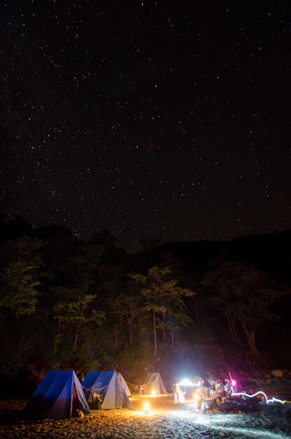 写真 夜空を背景に照らされたテント