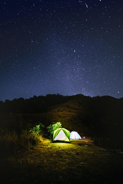 Photo illuminated tent on field against sky at night