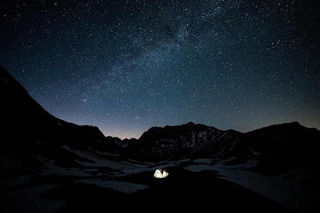 Photo illuminated tent on land at night