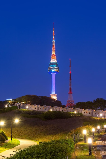 夜の青い空に照らされた塔