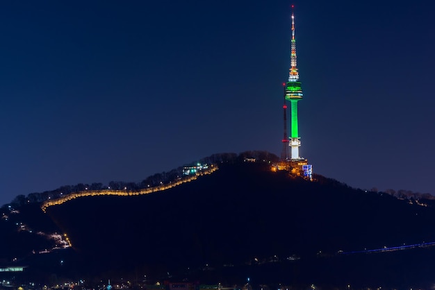 夜空に照らされた塔