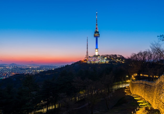 夕暮れのドラマチックな空に照らされた建物の中の塔