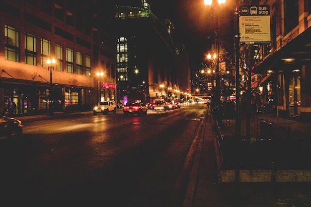 Photo illuminated traffic on city street