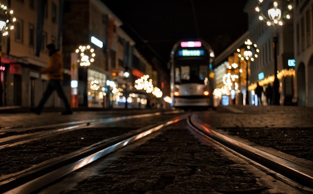 夜に照らされた電車駅のプラットフォーム