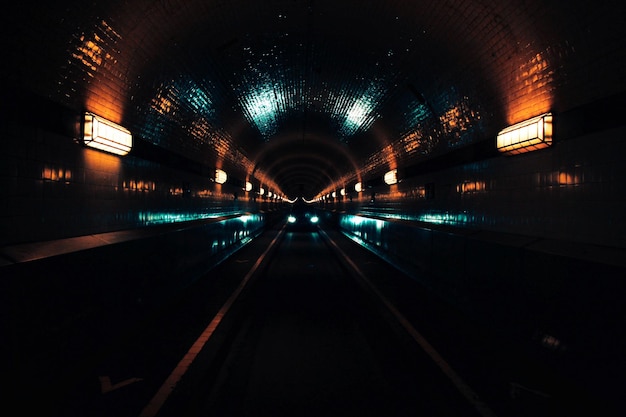 Foto tunnel illuminato in città di notte