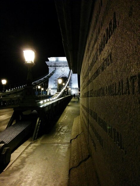 Foto tunnel illuminato di notte