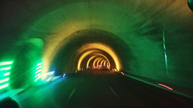 Foto tunnel illuminato visto attraverso il parabrezza di un'auto