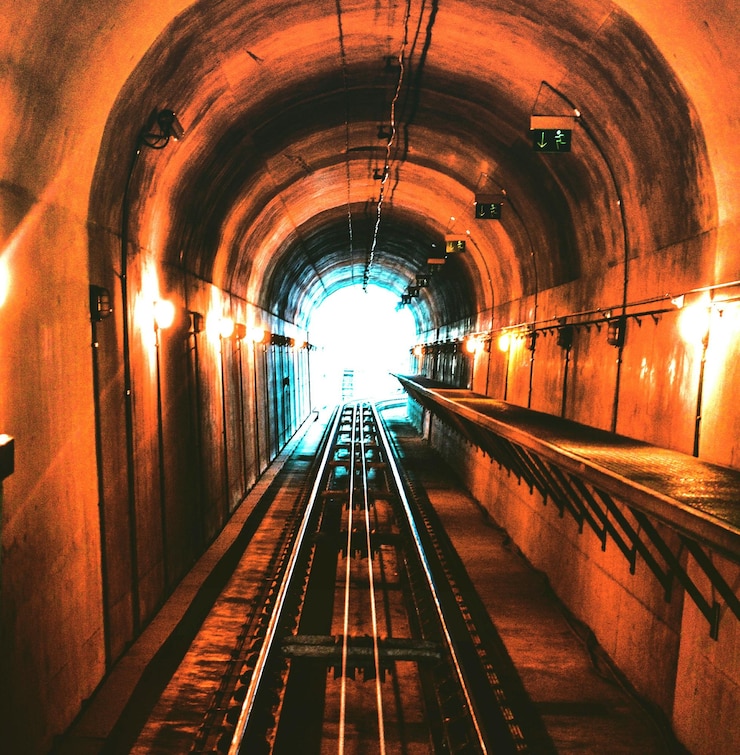 Фотография освещенный туннель