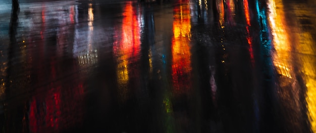 사진 nyc의 조명 및 네온 야간 조명. 뉴욕시 거리에 네온 불빛의 추상 이미지. 다중 노출 및 의도적 모션 블러