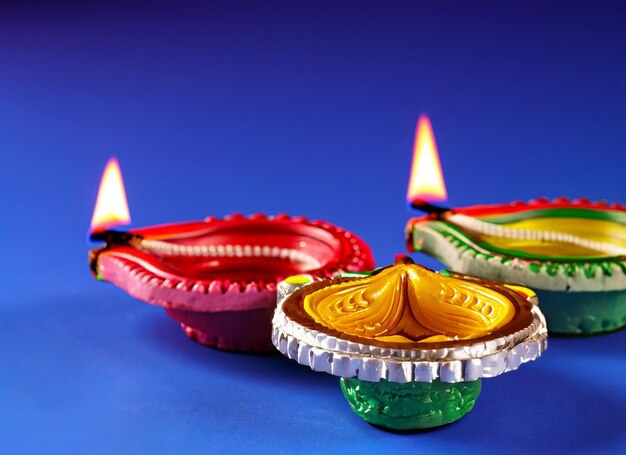 иллюстрация традиции фестиваля огней Дивали масляные лампы Дия на темном фоне