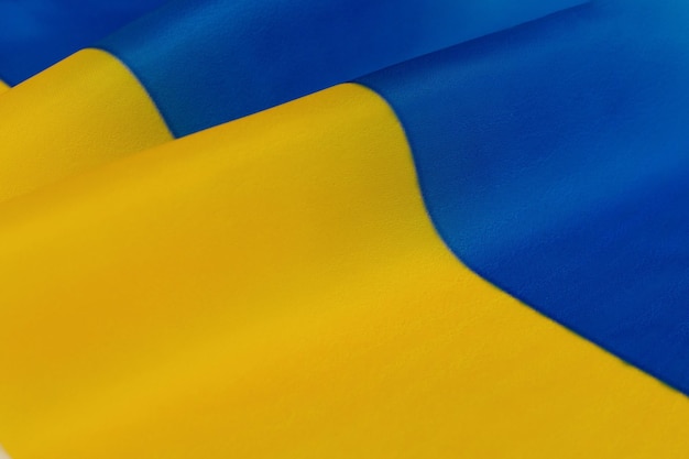 바람에 물결치는 우크라이나의 국기의 그림