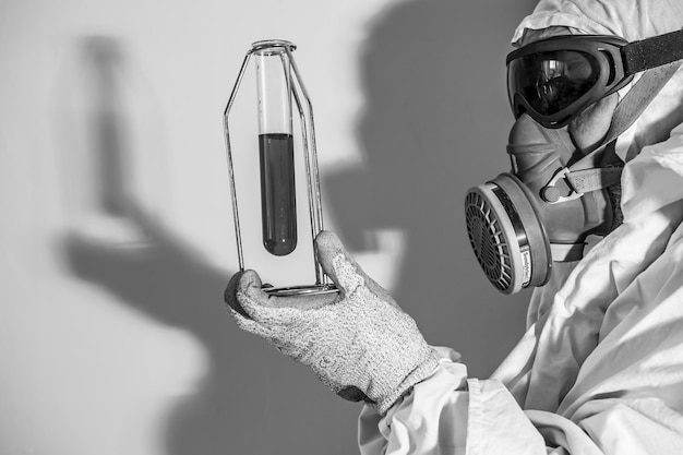 사진 보호 장비를 착용 한 남자 와 함께 코로나 바이러스 의 일러스트레이션