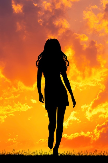 写真 日没時の女性の散歩シルエットのイラスト