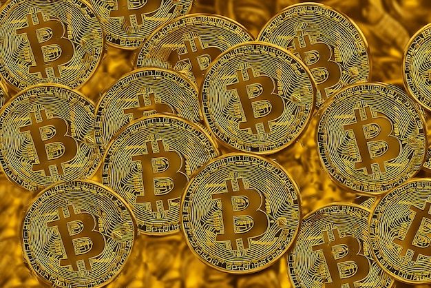 사진 어두운 파란색 배경에 빛나는 bitcoin 금화로 만든 그림 장식 암호 화폐의 개념