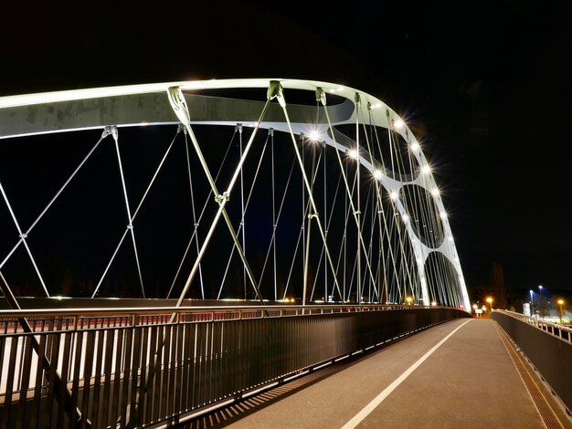 Foto ponte illuminato di notte