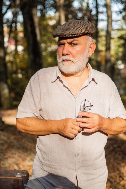 Foto non sto invecchiando, sto invecchiando alla perfezione. la persona anziana con i capelli della barba grigia cammina all'aperto. l'uomo anziano si rilassa nella natura estiva. assistenza agli anziani. il pensionato si gode la giornata estiva. pensione e pensionamento.