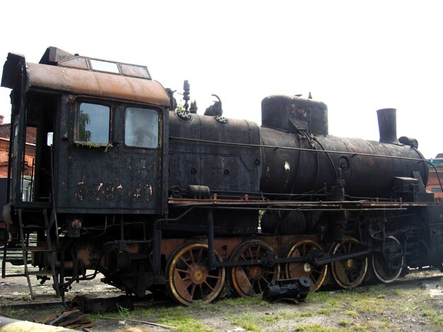 古代の黒い蒸気機関車の画像