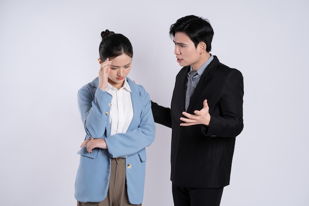 색 배경에 포즈를 취하는 아시아 비즈니스 커플의 사진 xA