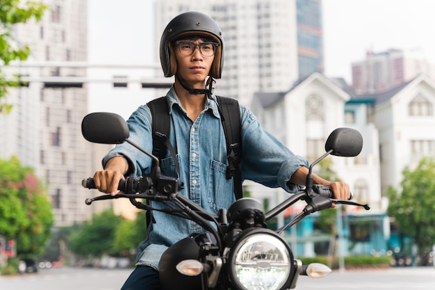 路上で運転しているアジア人男性の画像